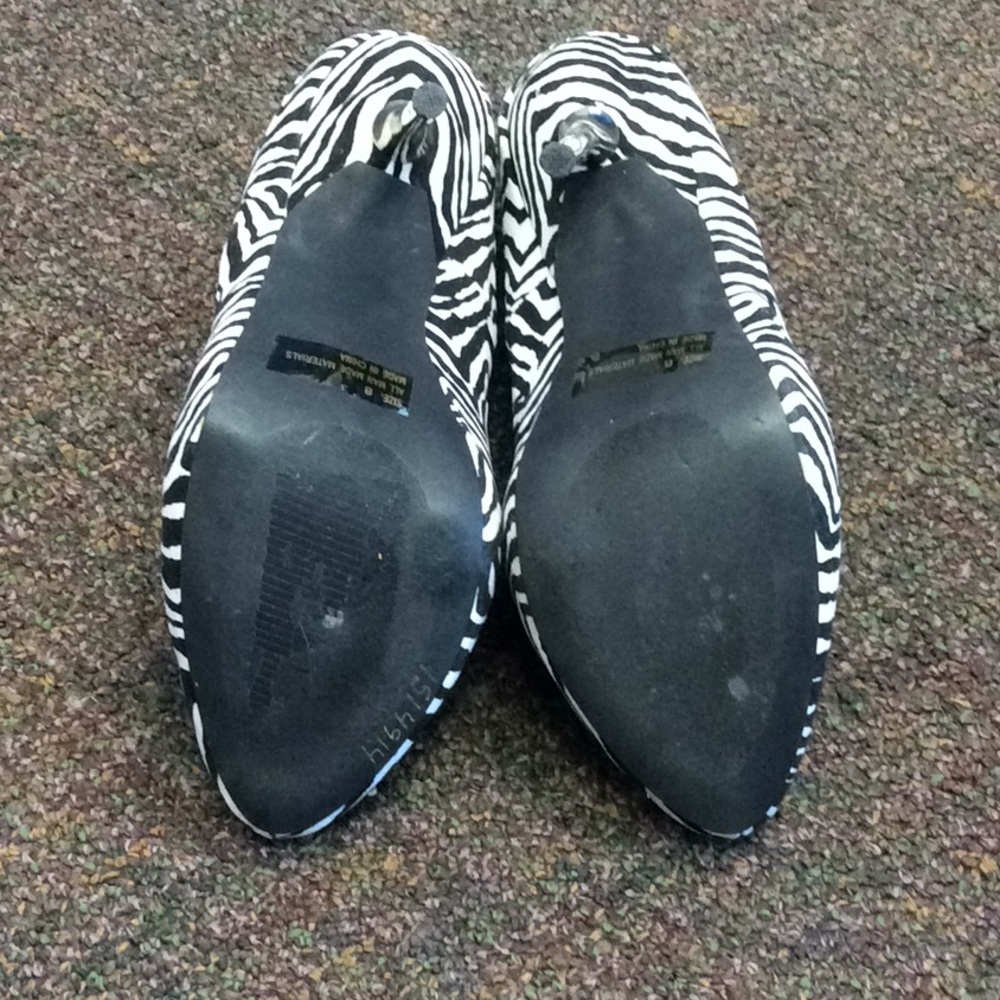 Qupid Zebra Heels - Picture 5 of 5